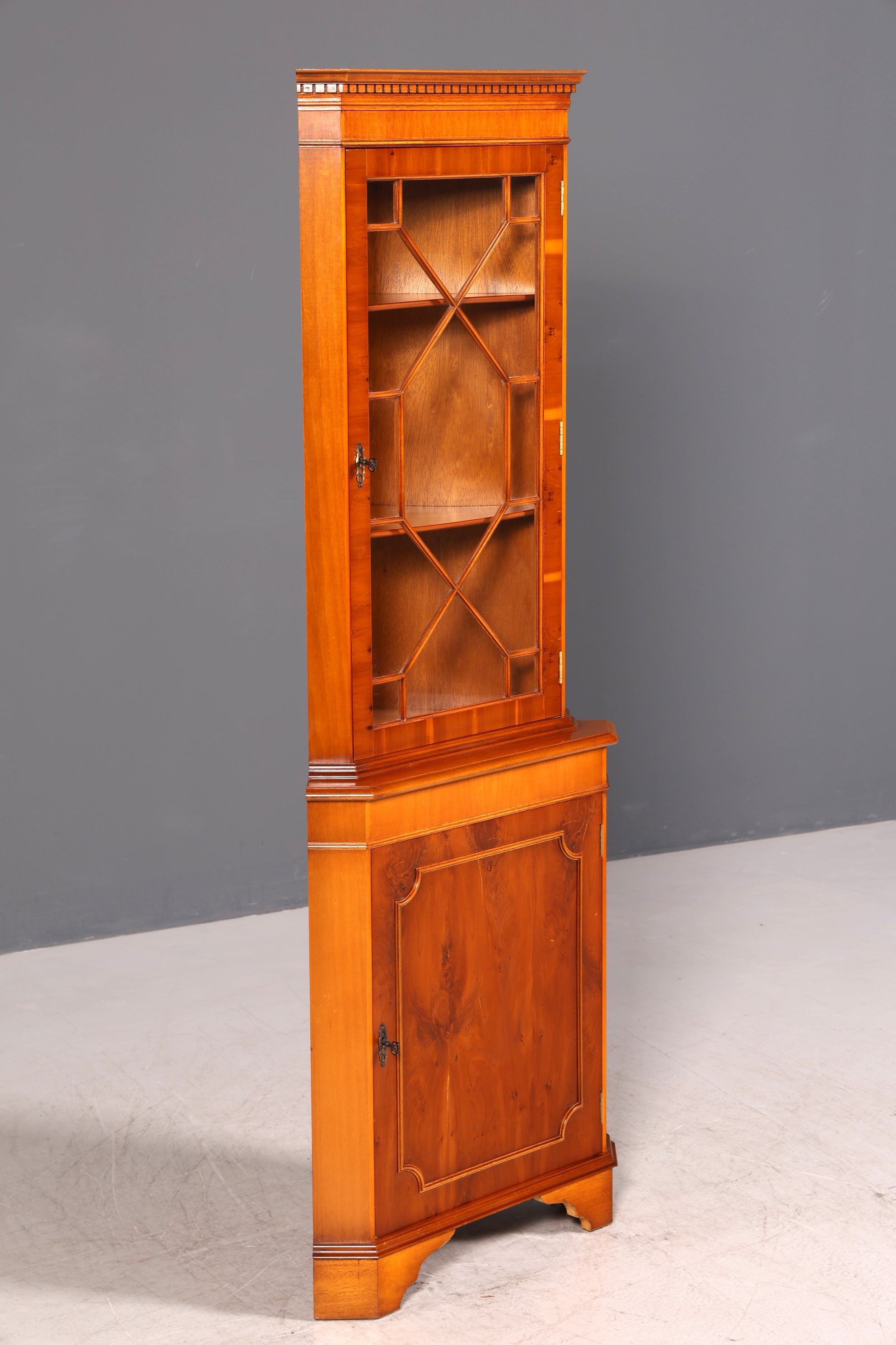 Wunderschöne Englische Eckvitrine Antik 60s echt Holz Eibe Schrank Eckschrank Glasvitrine Vitrine