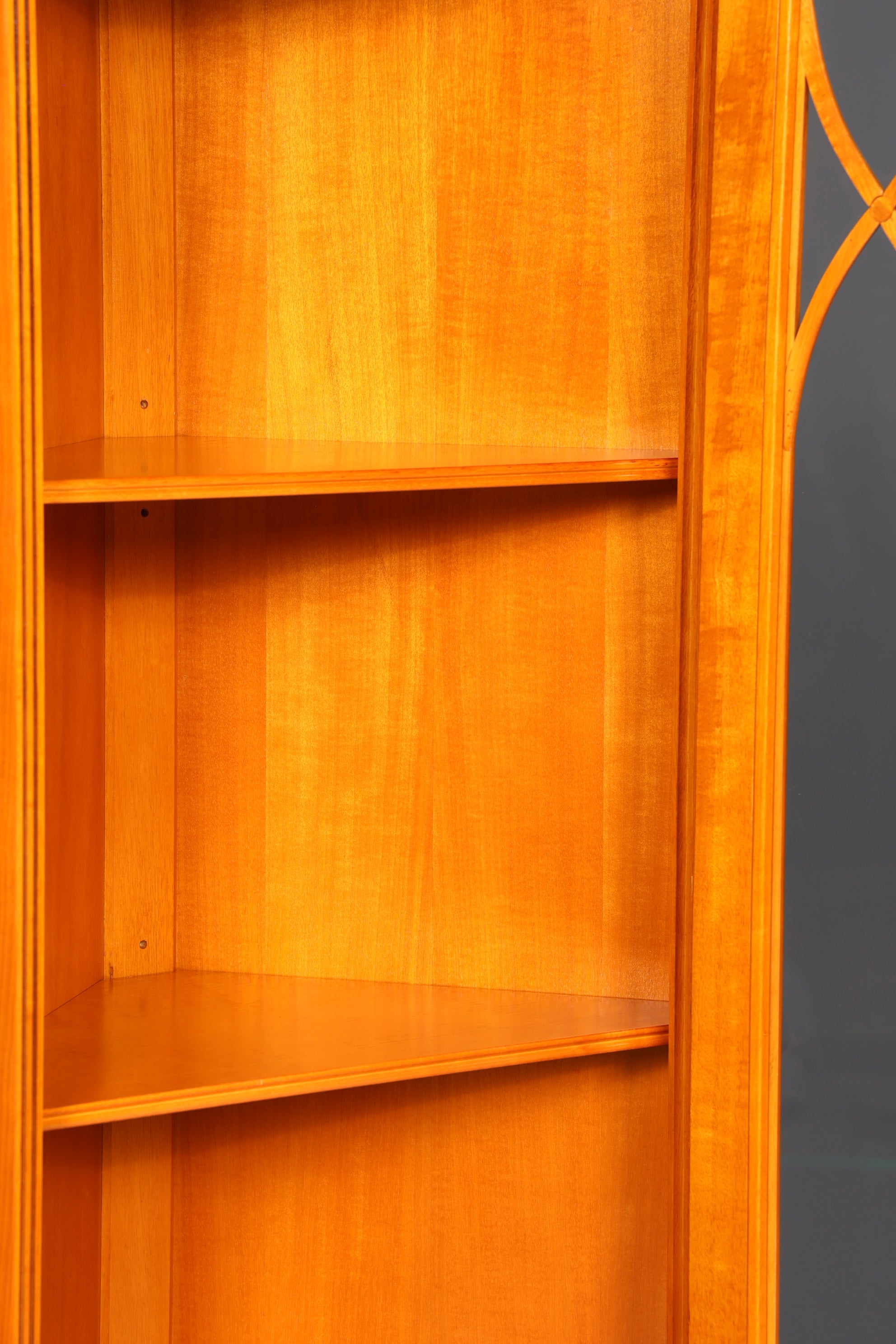 Wunderschöne Englische Eckvitrine Antik 60s echt Holz Eibe Schrank Eckschrank Glasvitrine Vitrine