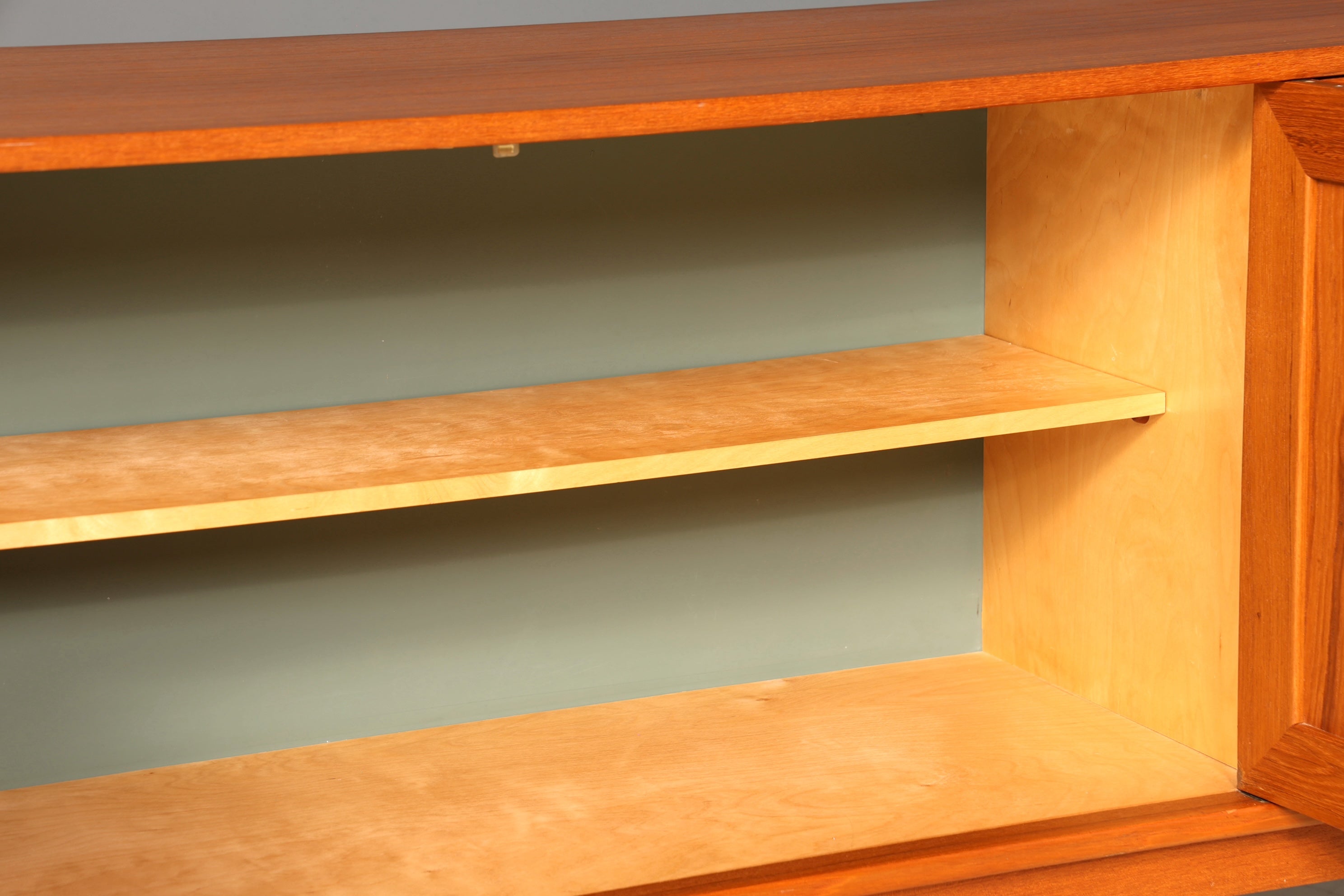 Schlichtes Mid Century Sideboard Vintage TV Kommode 60s Schrank Retro Teak Holz Longboard