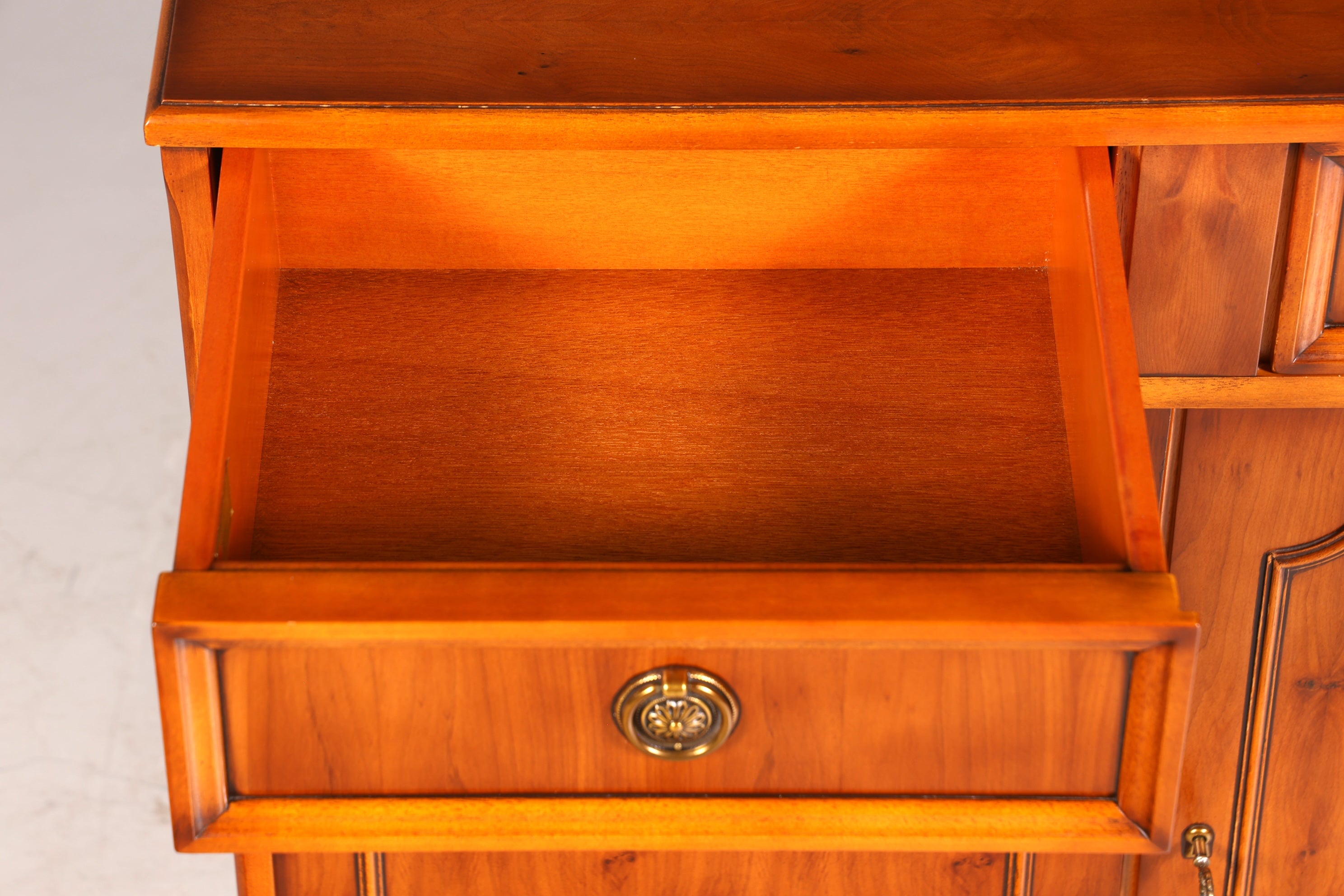 F944 Finish Traumhafter Original Heldense Schrank Englische Eibe Sideboard echt Holz Antik 60s