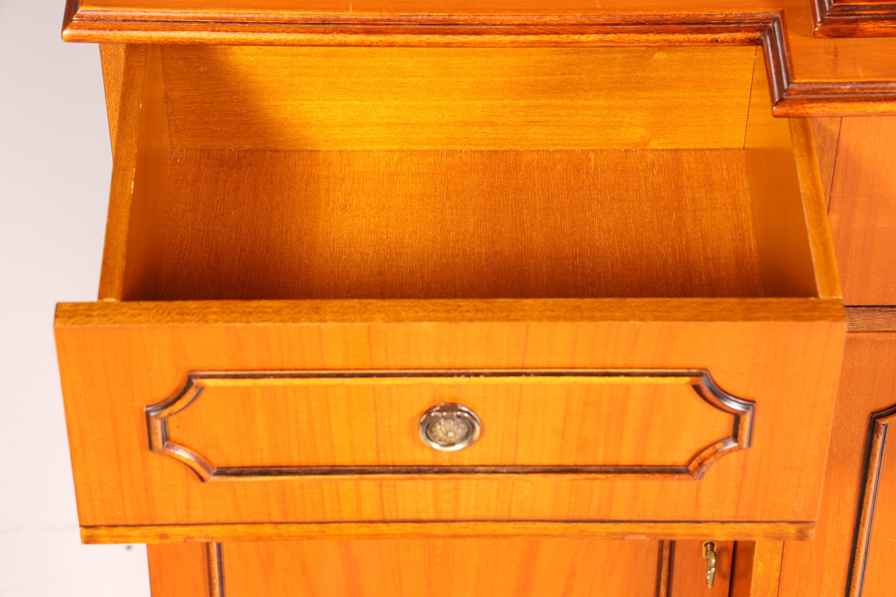 Traumhafte Englische Vitrine Bücherschrank Buffet Antik Stil Englisch Eibe Glasvitrine Bibliothek