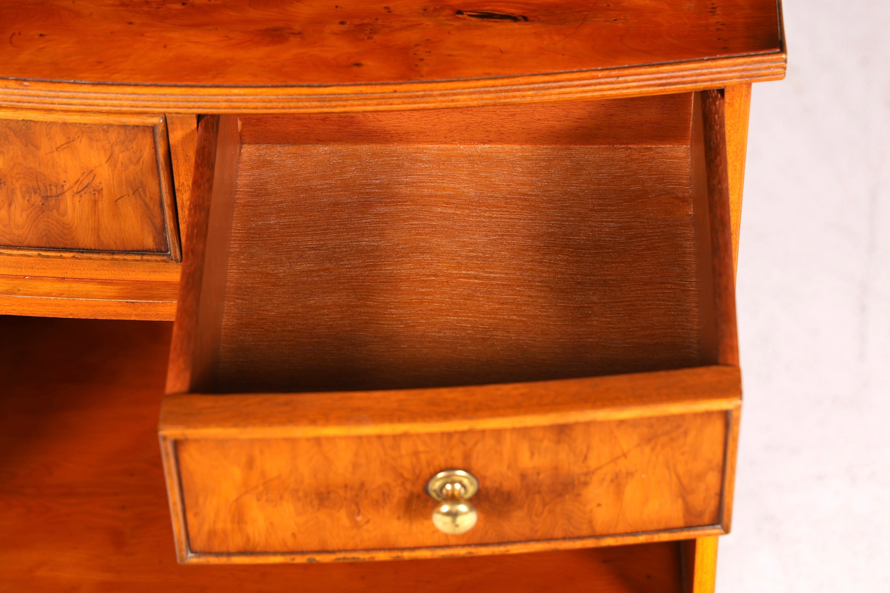 Wunderschöne Englische Kommode Eibe Schrank Reprodux Bevan Funnell Antik Stil Ablagetisch