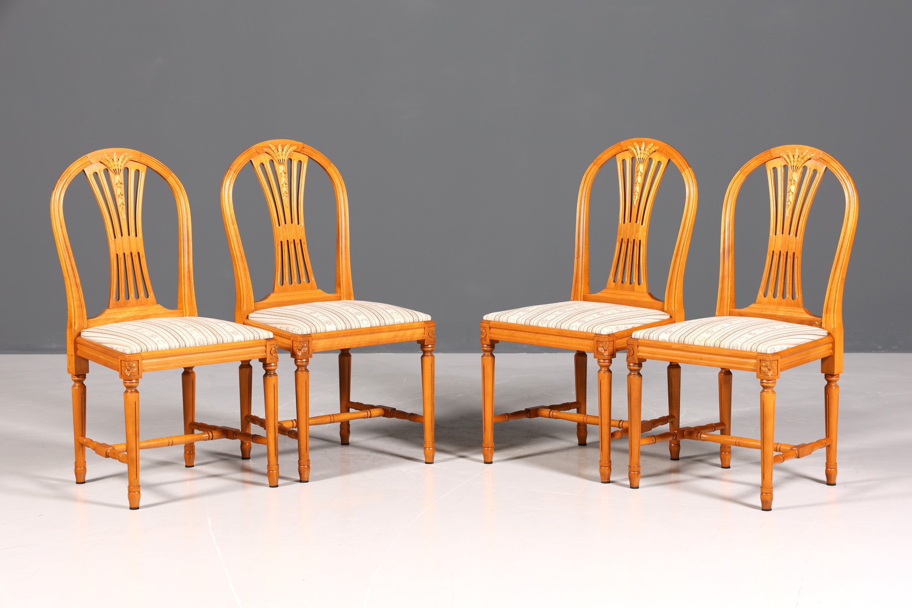 4x Traumhafte Stühle im Gustavianischem Stil Englisch Küchenstühle Antik Stil Esszimmer Stuhl Set