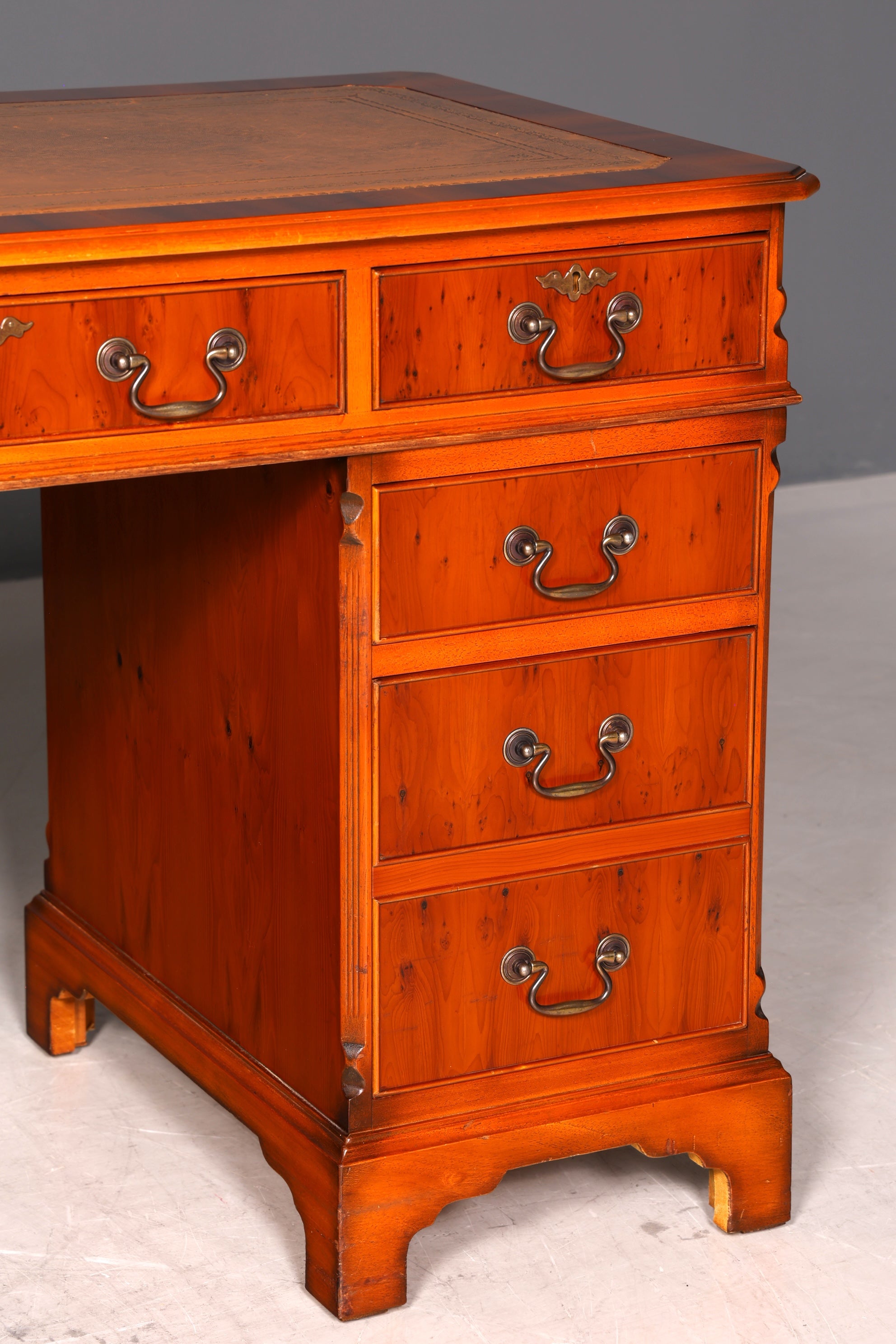 G616 Finish cm Wunderschöner Englischer Schreibtisch Englisch Eibe Desk Leder Auflage Antik Stil Bürotisch Office Desk (Kopie)