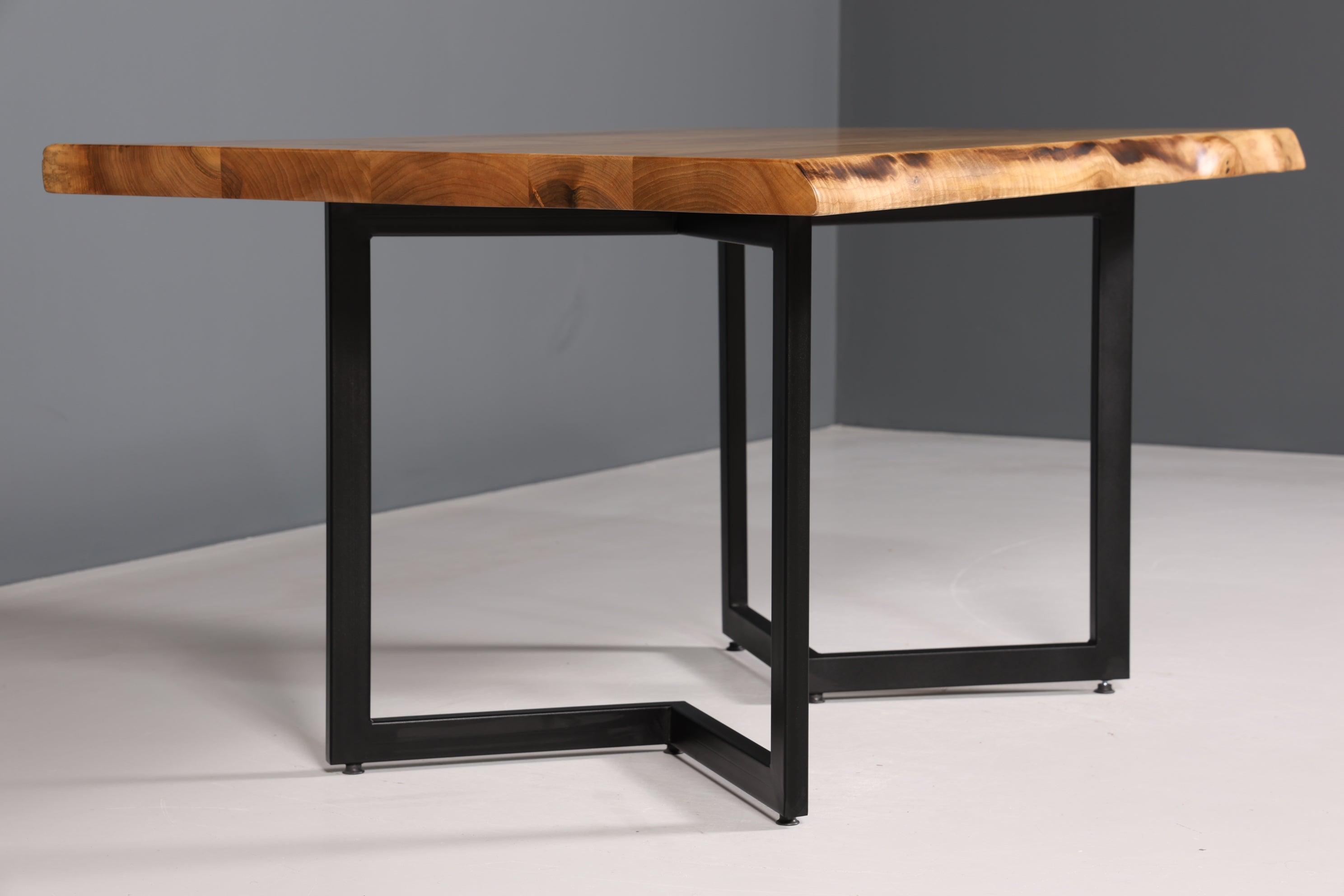 Stilvoller Nussbaum Tisch 160cm-90cm Esszimmer Tisch Baumkanten Platte massiv Holz Küchentisch