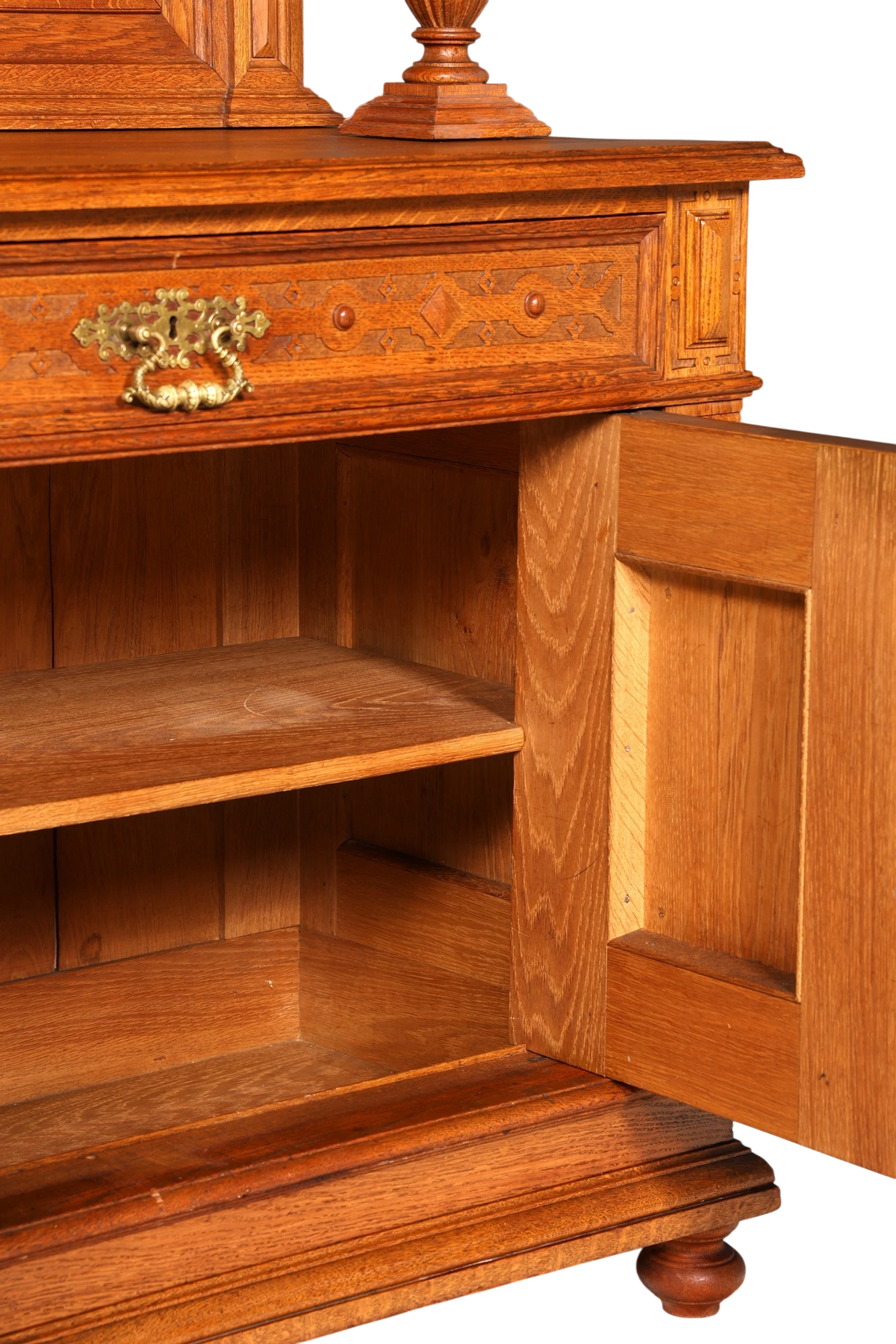 Hauptstadt Möblerei antikes Gründerzeit Buffet aus massiver Eiche mit offenem Türfach und Schublade um 1890