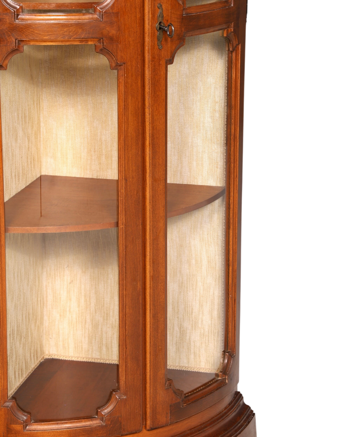 Hauptstadt Möblerei Selva Eckvitrine aus Holz im klassischen italienischen Antik-Stil mit Glasfront und hellem Stoff