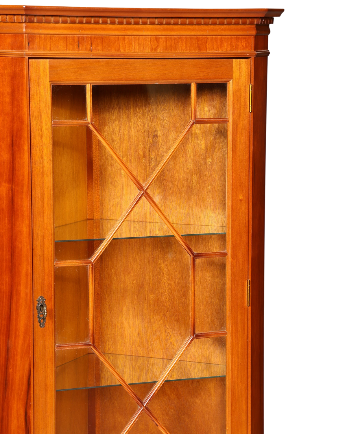 Hauptstadt Möblerei englische Eckvitrine aus Eibenholz mit verglaster Tür und dekorativem Gittermuster im 60er Stil