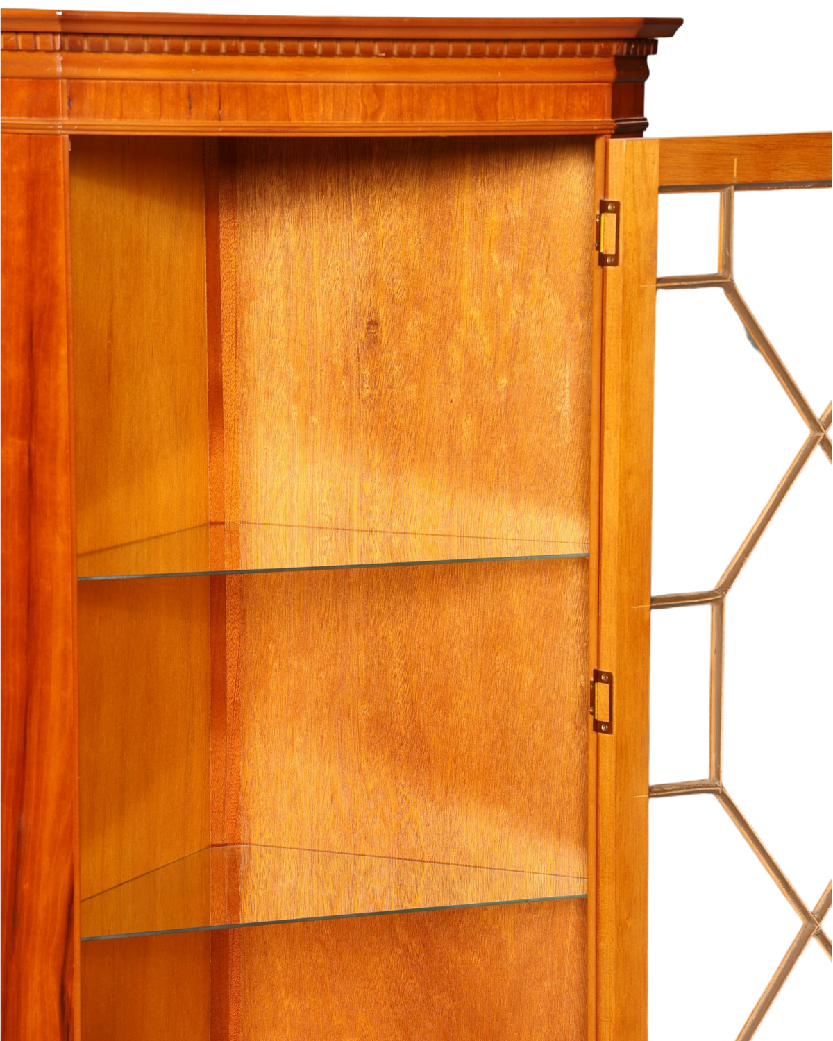 Hauptstadt Möblerei englische Eckvitrine aus Eibenholz mit Glasfront und Regalböden im Vintage Stil