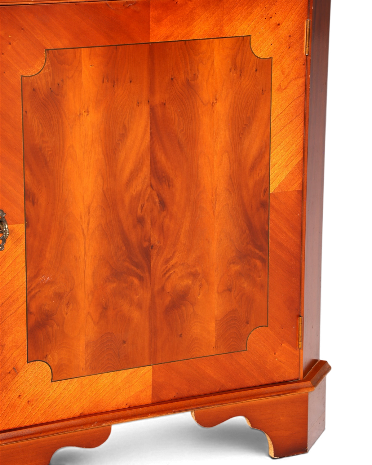 Hauptstadt Möblerei englische Eckvitrine aus Eibenholz mit markanter Maserung und klassischem Design