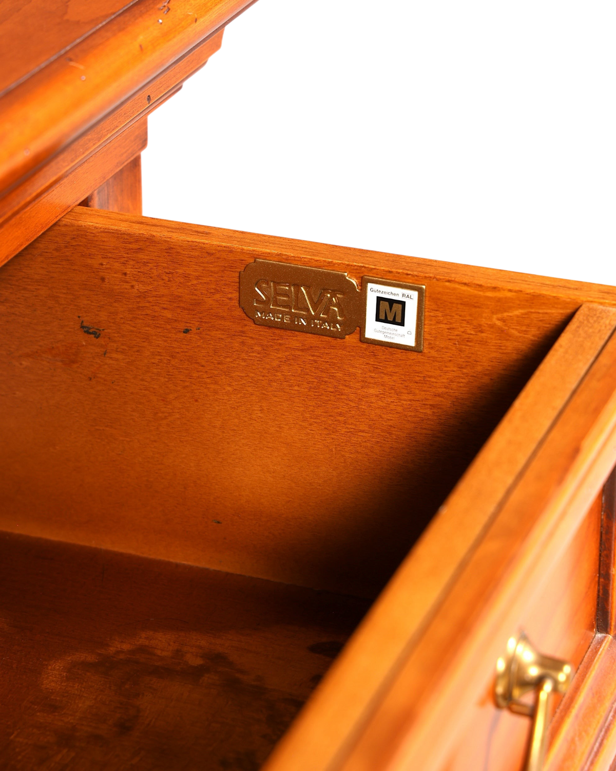 Hauptstadt Möblerei Original Selva Kommode aus massivem Holz mit italienischem Markenlogo in der Schublade