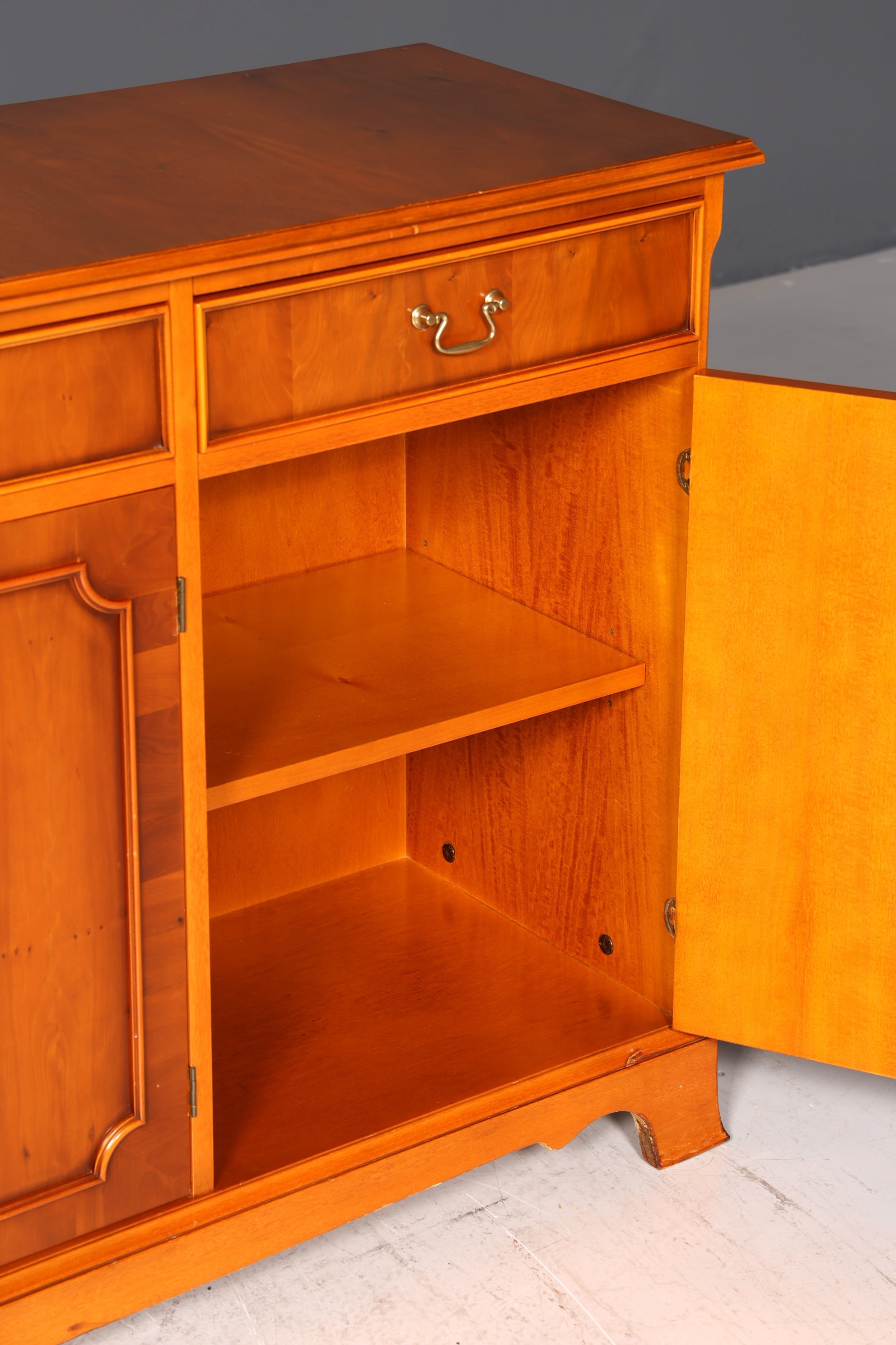 F991 Finish cm Wunderschönes Englisches Sideboard Eibe Schrank Antik Stil Buffetschrank Kommode