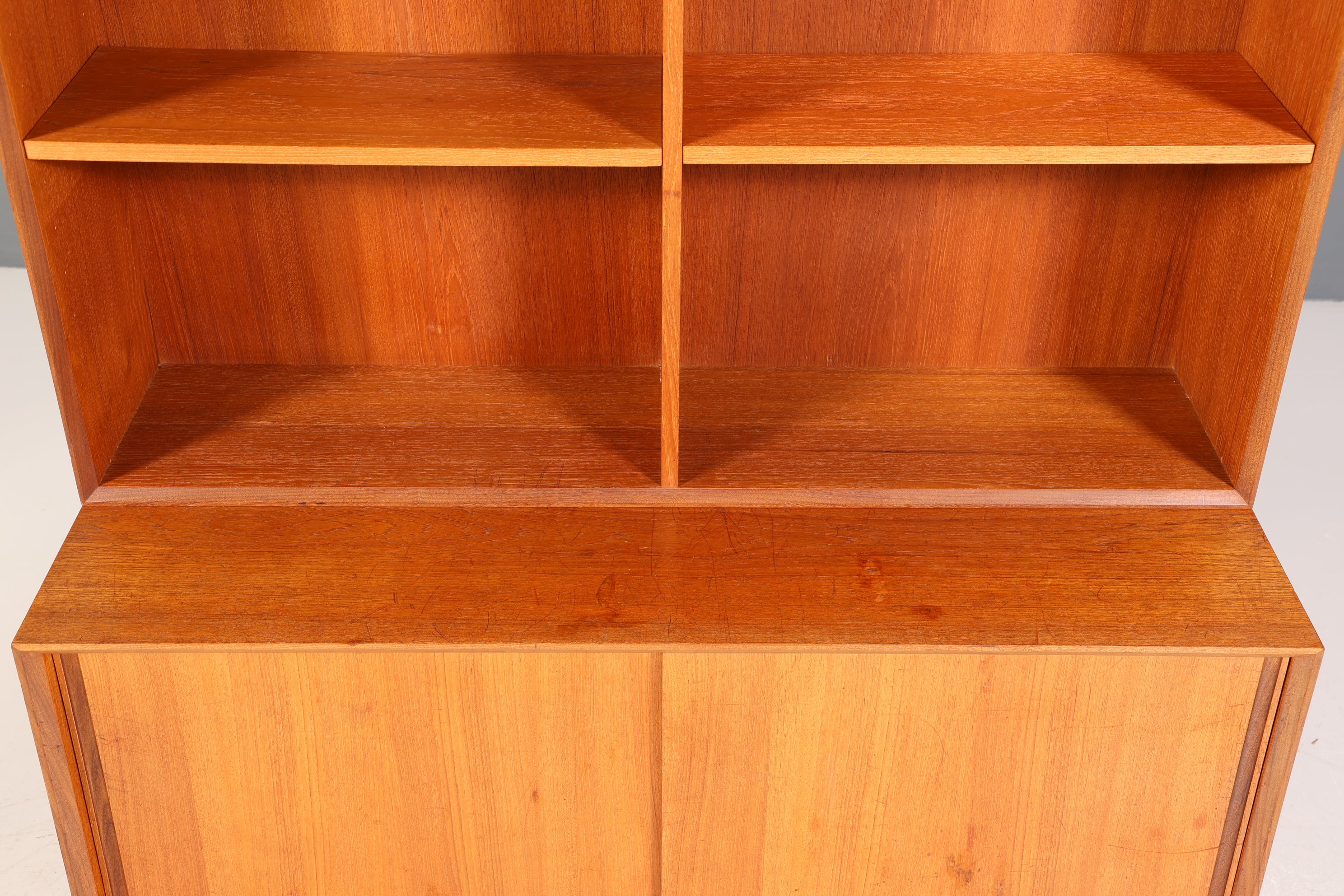 Schlichtes Mid Century Bücherregal Danish Design Schrank Retro Kommode Schiebetür Regal Vintage