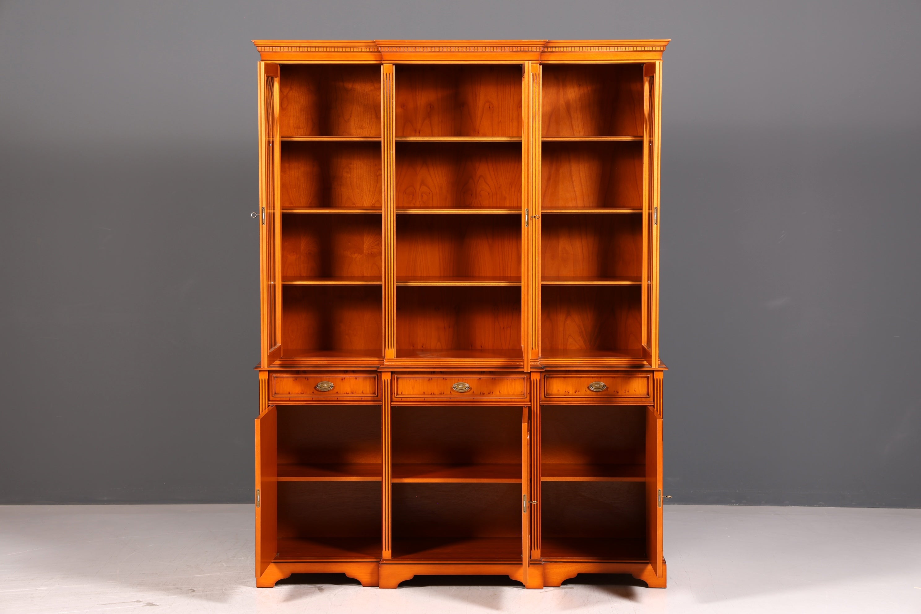 Beeindruckender Englischer Bücherschrank Eibe Vitrine Bibliothek Bücherregal Glasvitrine Buffet Vintage