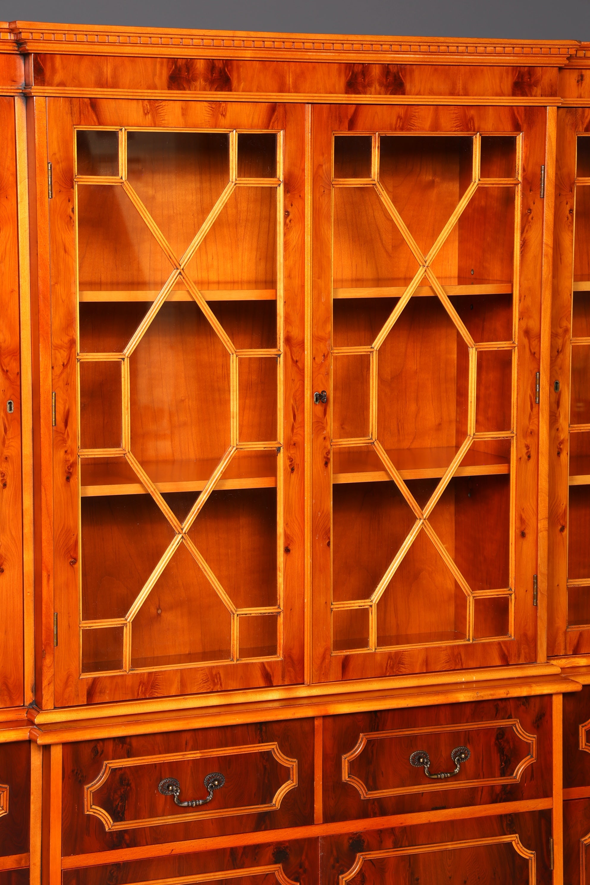 Beeindruckender Englischer Bücherschrank Eibe Vitrine Bibliothek Bücherregal Glasvitrine Buffet Chippendale Vintage