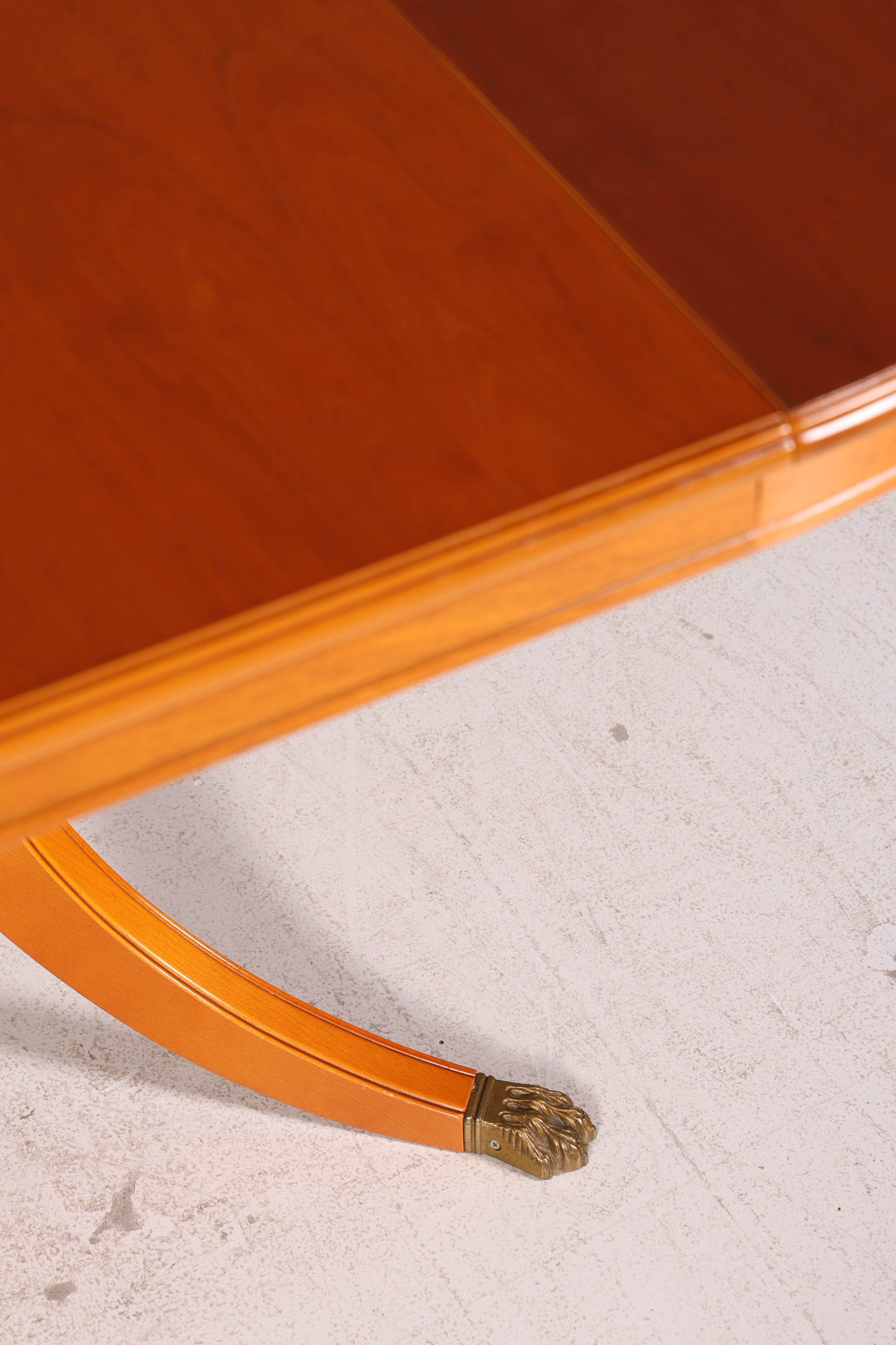 Beautiful English extendable round dining table antique style 60s kitchen table yew