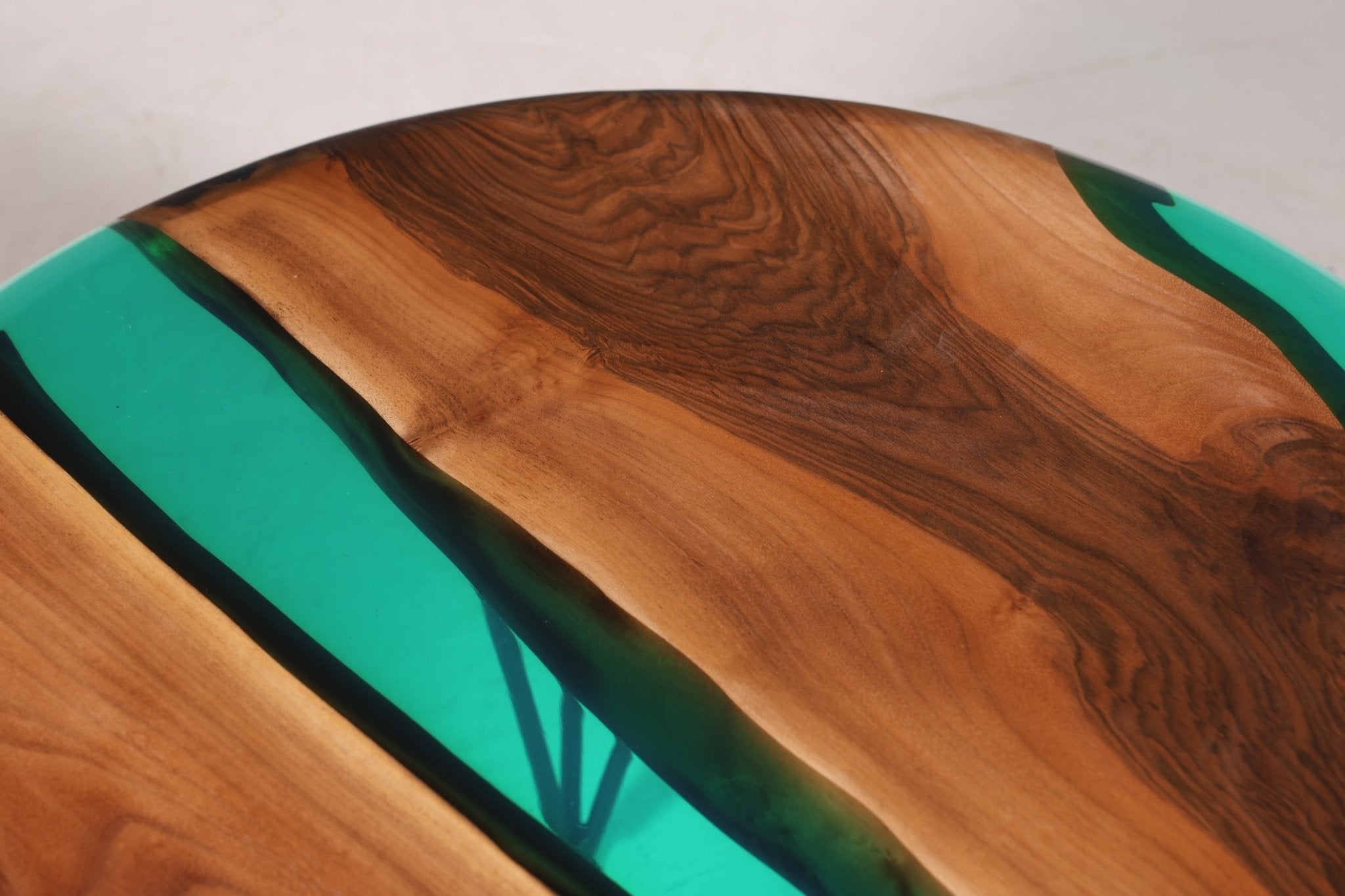 Einzigartiger Epoxidharz Couchtisch Nussbaum Tisch Beistelltisch grüner Ablagetisch