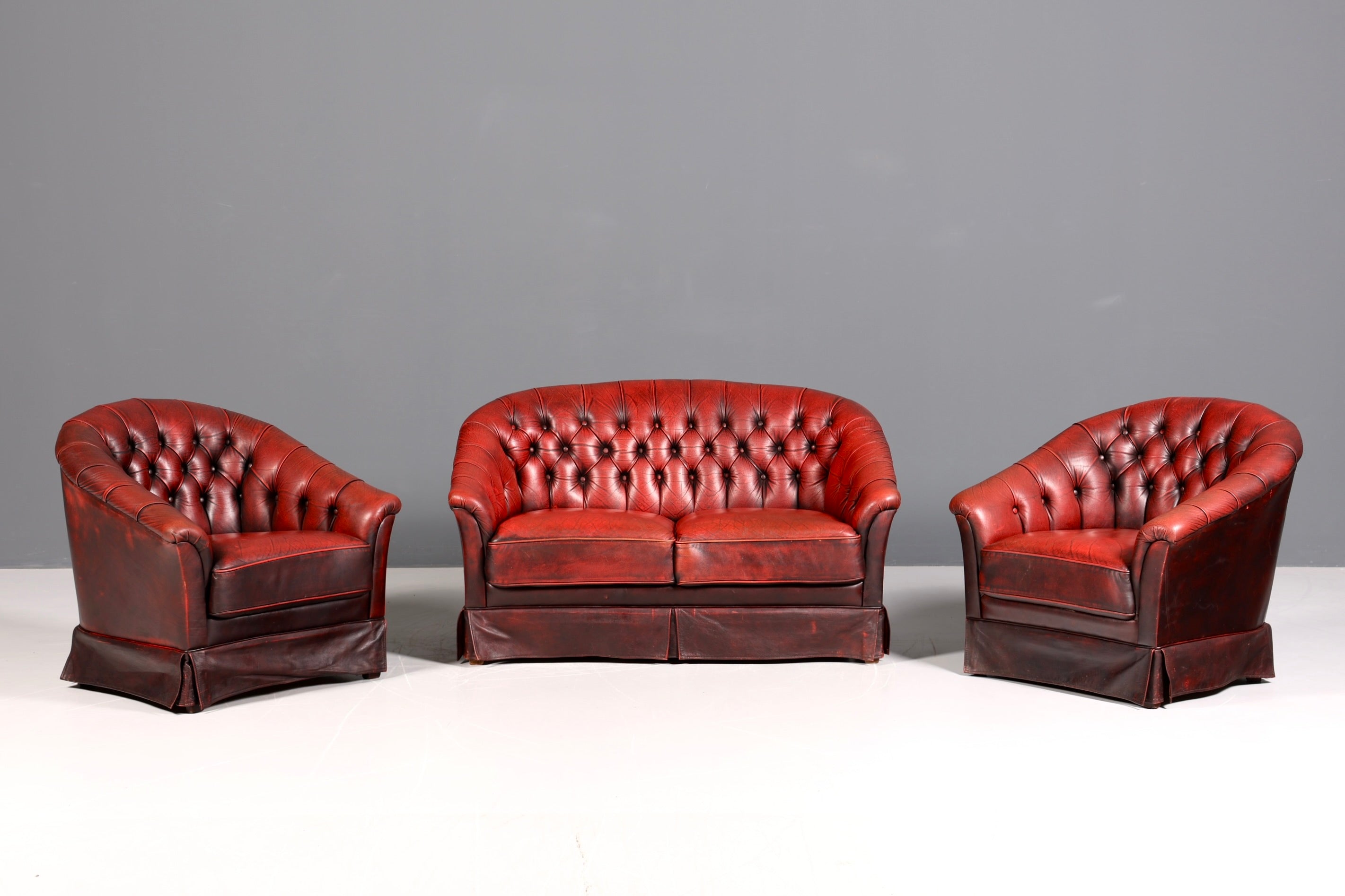F846 Finish Wunderschönes Original Chesterfield 2er Sofa Englisch Oxblood Leder 2- Sitzer Couch