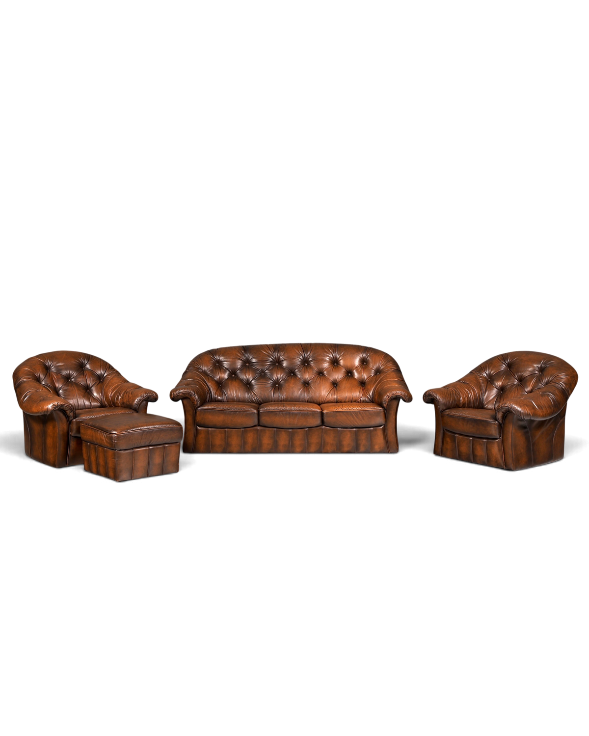 Hauptstadt Möblerei Chesterfield Ledersofa und zwei Sessel mit Hocker in braunem Echtleder und Knopfheftung