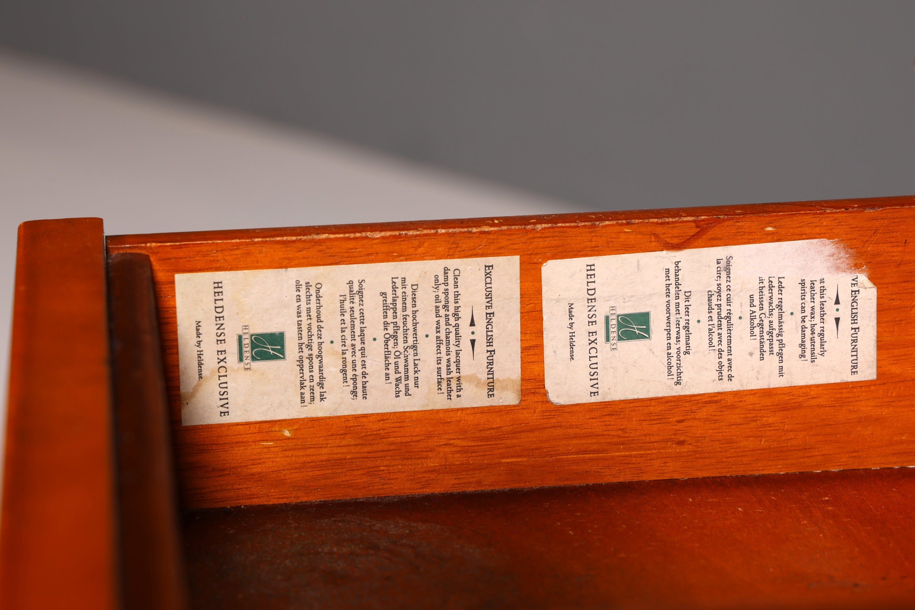 Beautiful Original Heldense English Desk Yew Real Leather Top Office Desk Antique Style