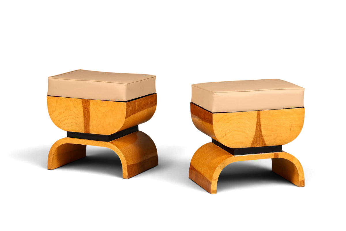 Zwei handgefertigte Hauptstadt Möblerei Art Deco Hocker aus massivem Birkenholz mit beigem Polstersitz