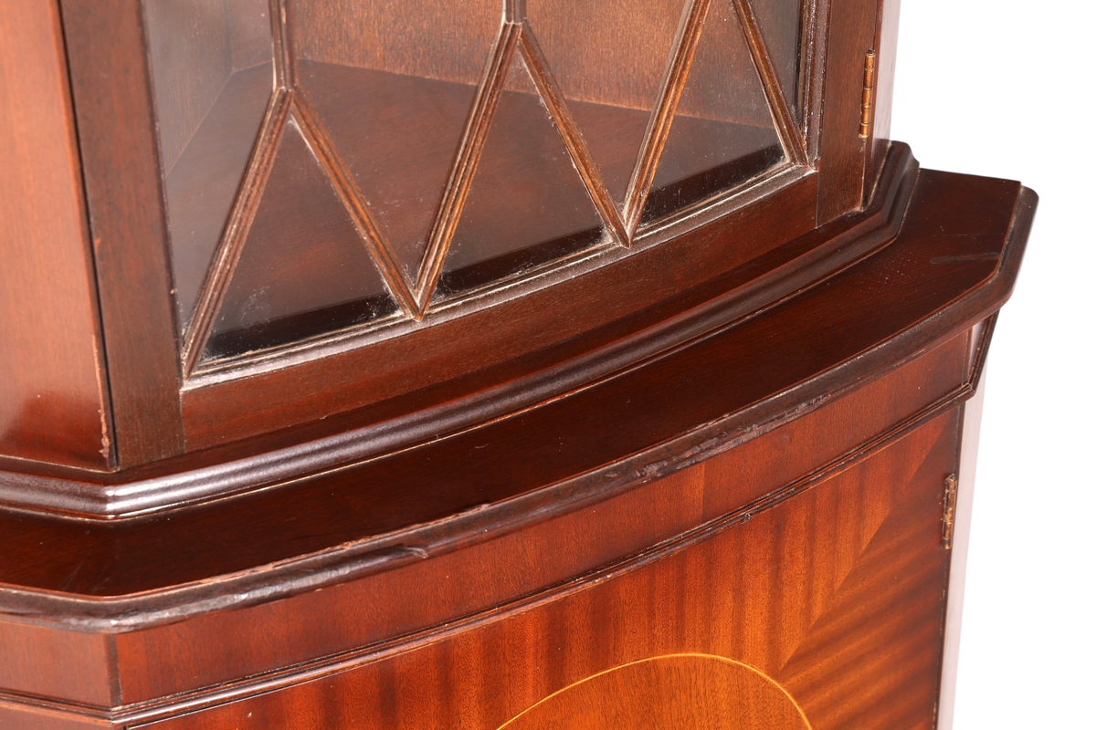 Hauptstadt Möblerei englische Eckvitrine aus Mahagoni mit verglaster Tür und feiner Holzmaserung im Vintage-Stil