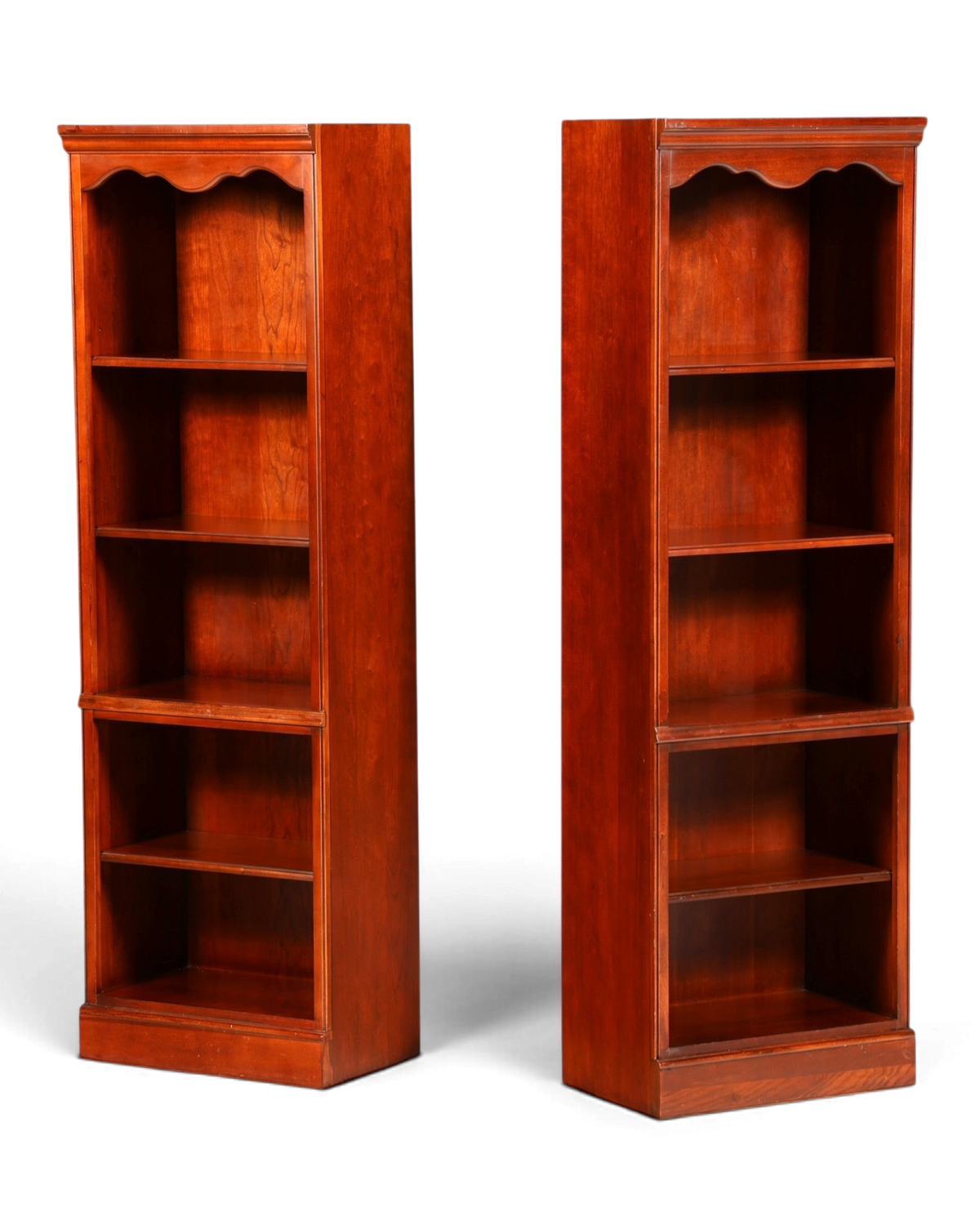 Zwei antike Drexel Heritage Bücherregale aus massivem Holz im klassischen Stil von Hauptstadt Möblerei