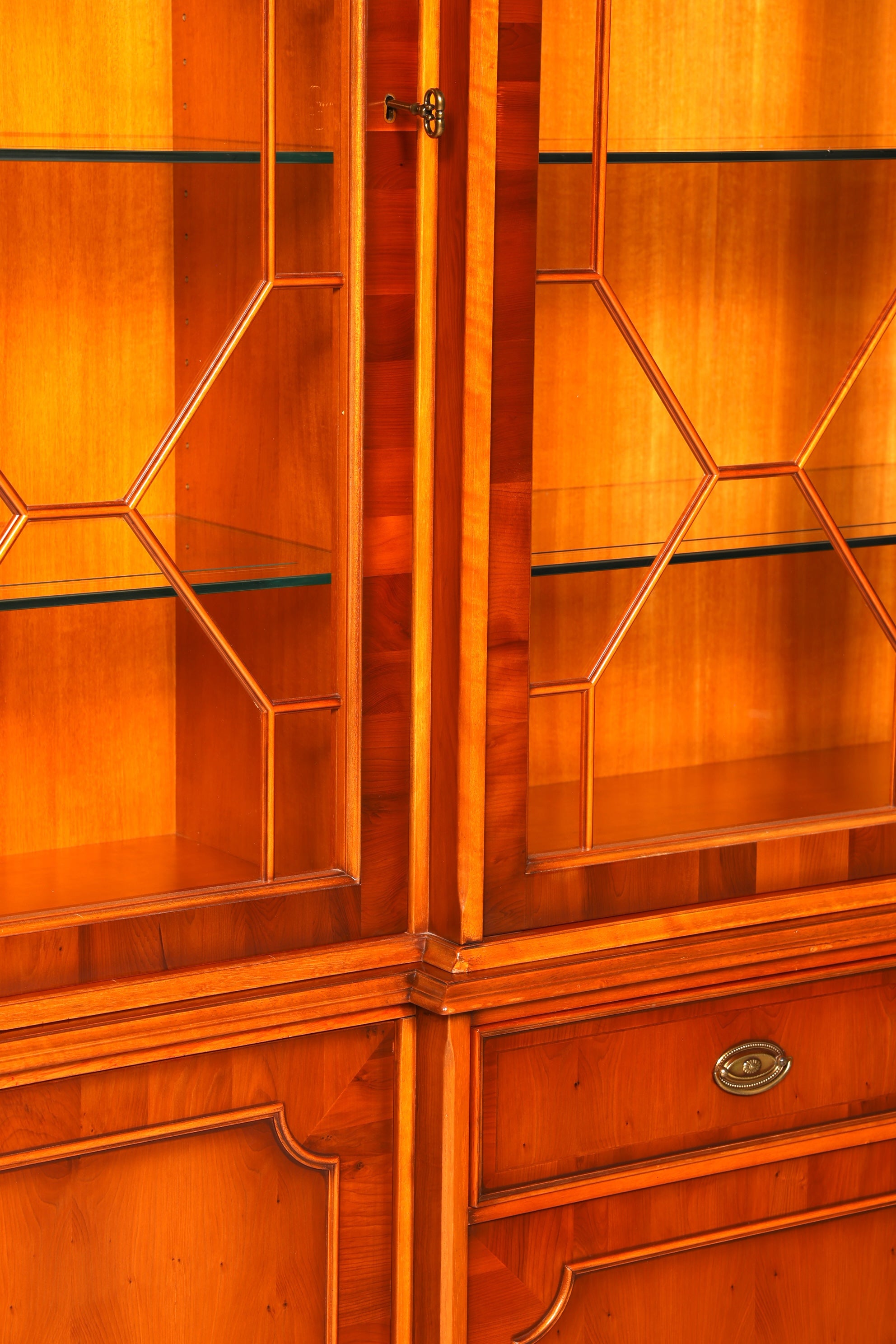 F947 Finish cm Wunderschöne Original Heldense Vitrine Englische Eibe Bücherschrank Buffet Antik Stil Glasvitrine