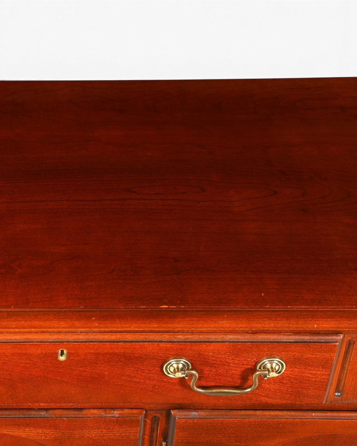 Hauptstadt Möblerei Drexel Heritage Kommode aus dunklem Holz mit Messinggriffen und eleganter Patina