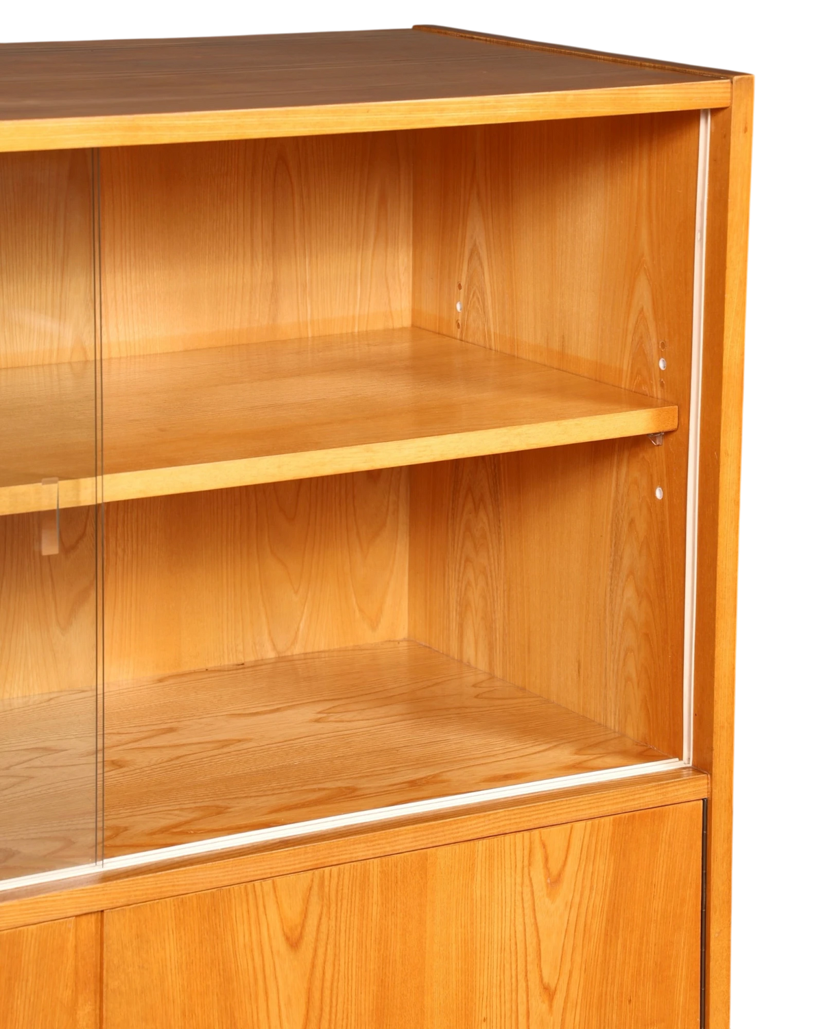 Hauptstadt Möblerei H824 Vitrinenschrank aus hellem Holz mit Glas-Schiebetüren und sichtbarer Maserung