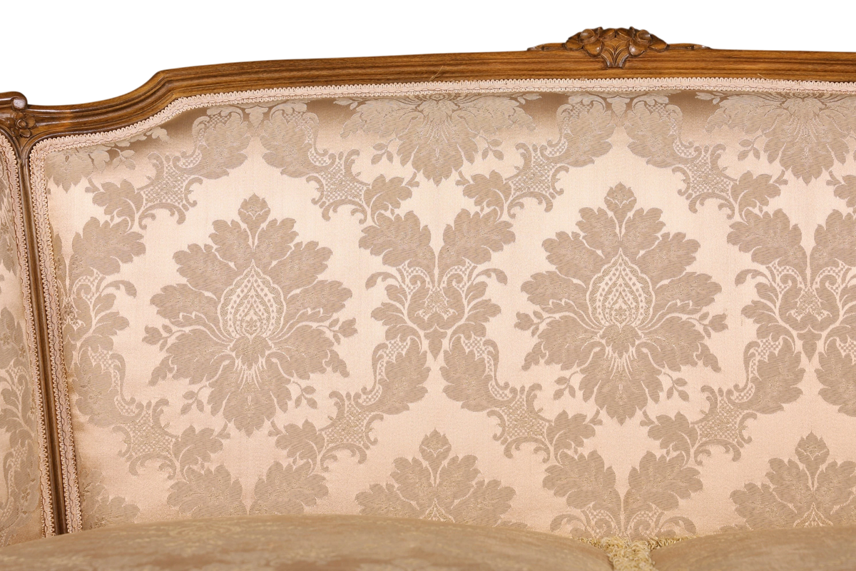 Hauptstadt Möblerei Chippendale 2-Sitzer Sofa mit beigem Barock-Samtstoff und kunstvollen Holzverzierungen