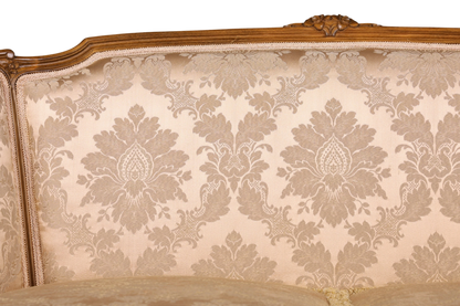 Hauptstadt Möblerei Chippendale 2-Sitzer Sofa mit beigem Barock-Samtstoff und kunstvollen Holzverzierungen
