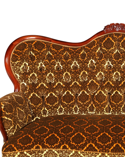Hauptstadt Möblerei Sofa mit braunem Samtbezug und goldenem Barockmuster sowie aufwendig geschnitztem Holzrahmen