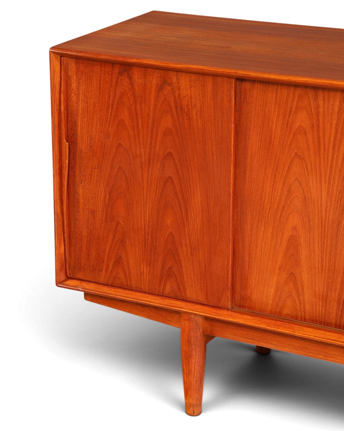 Hauptstadt Möblerei Dyrlund Mid Century Sideboard aus Teakholz mit Schiebetüren und konischen Beinen