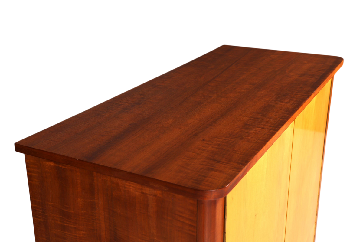 Hauptstadt Möblerei Mid Century Schrank aus Echtholz mit glatter Oberfläche und abgerundeten Kanten im Vintage-Stil