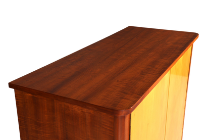 Hauptstadt Möblerei Mid Century Schrank aus Echtholz mit glatter Oberfläche und abgerundeten Kanten im Vintage-Stil