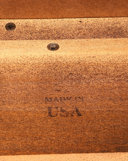 Hauptstadt Möblerei H819 Finish Holzoberfläche mit Made in USA Prägung und sichtbaren Schrauben