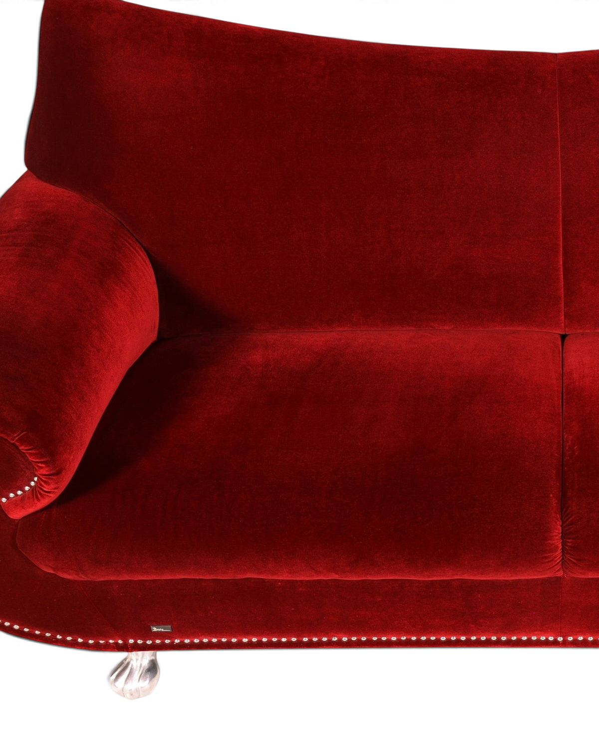 Hauptstadt Möblerei Bretz Gaudi 3-Sitzer Sofa in bordeauxrotem Samt mit geschwungenen Armlehnen und Ziernägeln
