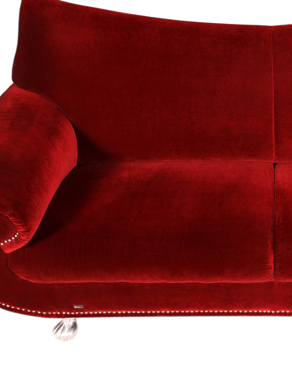 Hauptstadt Möblerei Bretz Gaudi 3-Sitzer Sofa in bordeauxrotem Samt mit geschwungenen Armlehnen und Ziernägeln