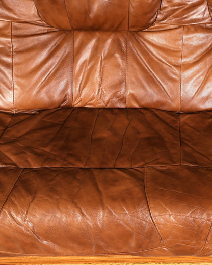 Hauptstadt Möblerei 3-Sitzer Ledercouch in Cognac mit weicher Patina und abgesteppten Rückenpolstern im Landhausstil