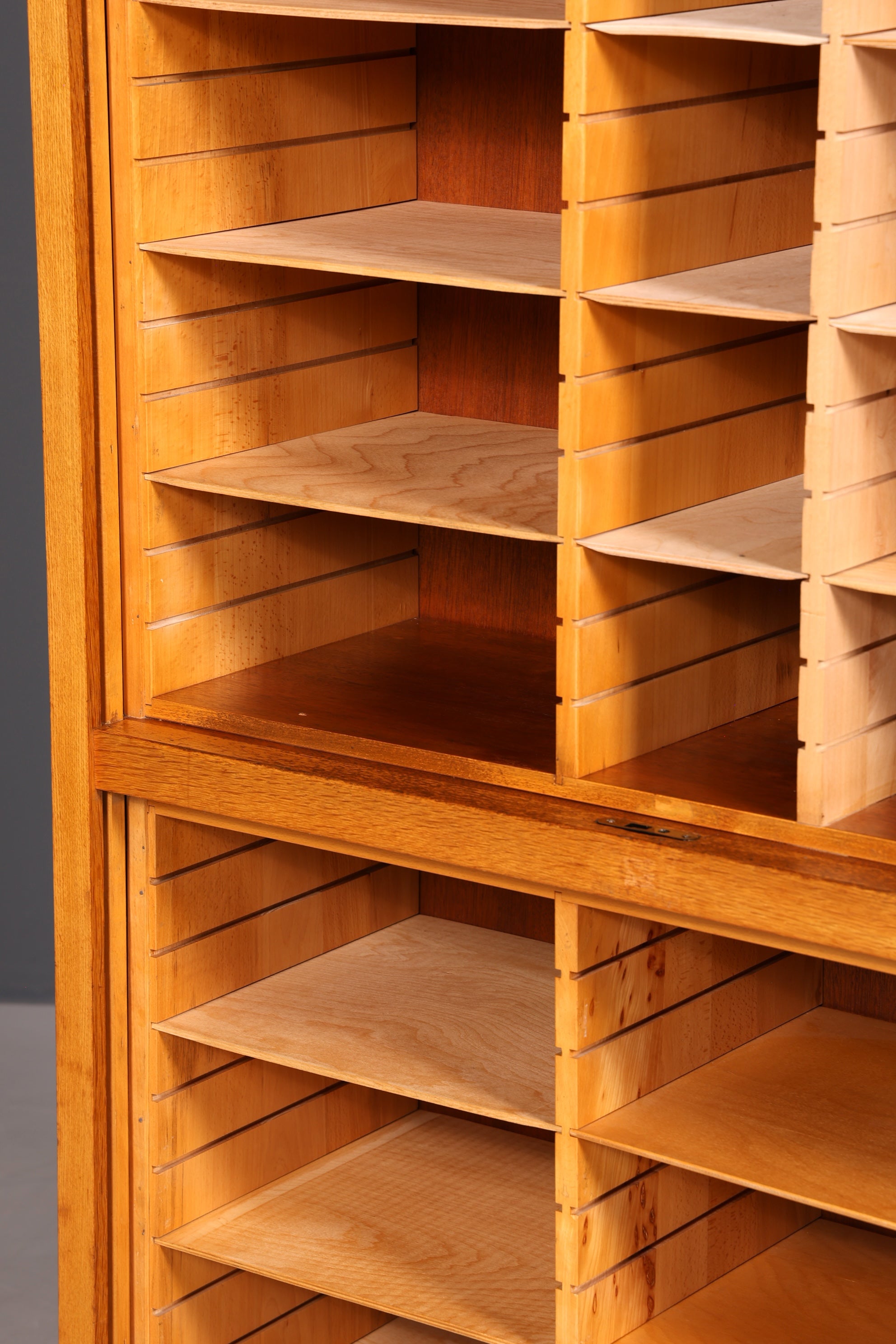 Schlichter Mid Century Rollladenschrank Bauhaus Apothekerschrank Art Deco Büro Aktenschrank