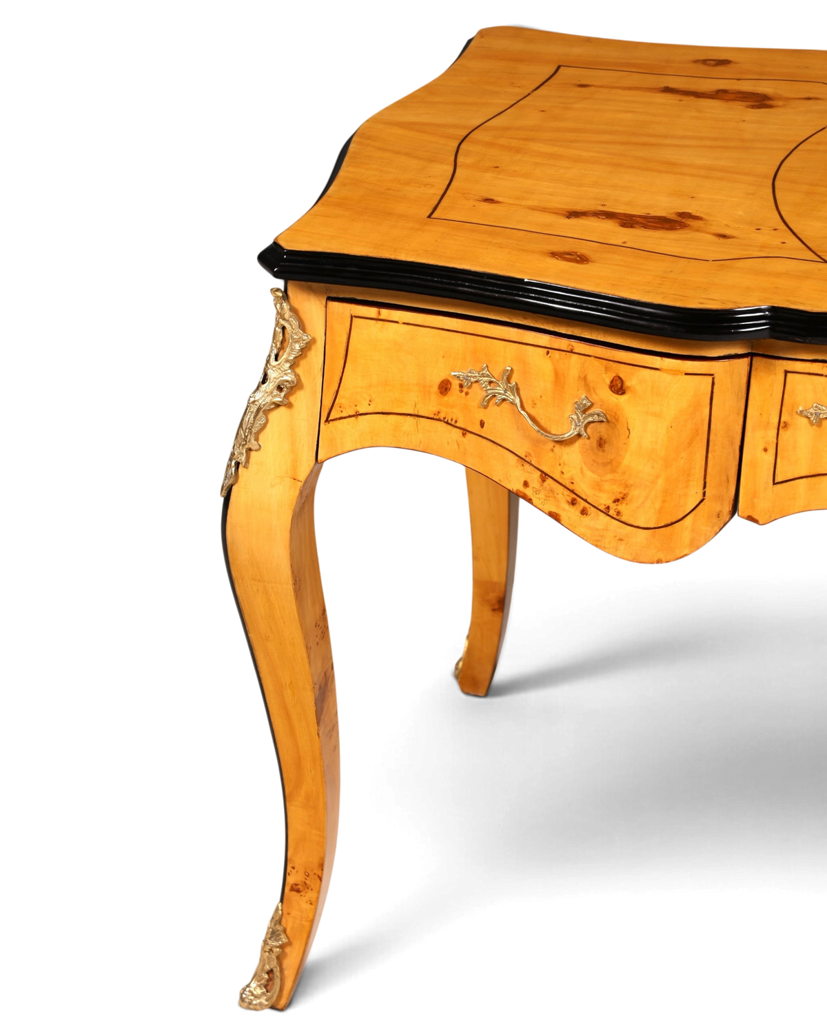 Hauptstadt Möblerei Louis XV tarzı masif ahşap çalışma masası, pirinç detaylı kavisli ayaklar ve doğal ahşap dokusu.