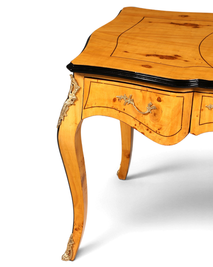 Hauptstadt Möblerei Louis XV tarzı masif ahşap çalışma masası, pirinç detaylı kavisli ayaklar ve doğal ahşap dokusu.