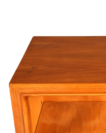 Hauptstadt Möblerei H936 Beistelltisch aus warmem braunem Holz mit sichtbarer Maserung und eleganter Eckkante