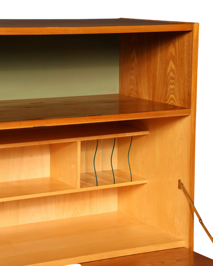 Hauptstadt Möblerei H940 Sekretär aus hellem Holz mit grüner Rückwand und integrierten Glasfächern