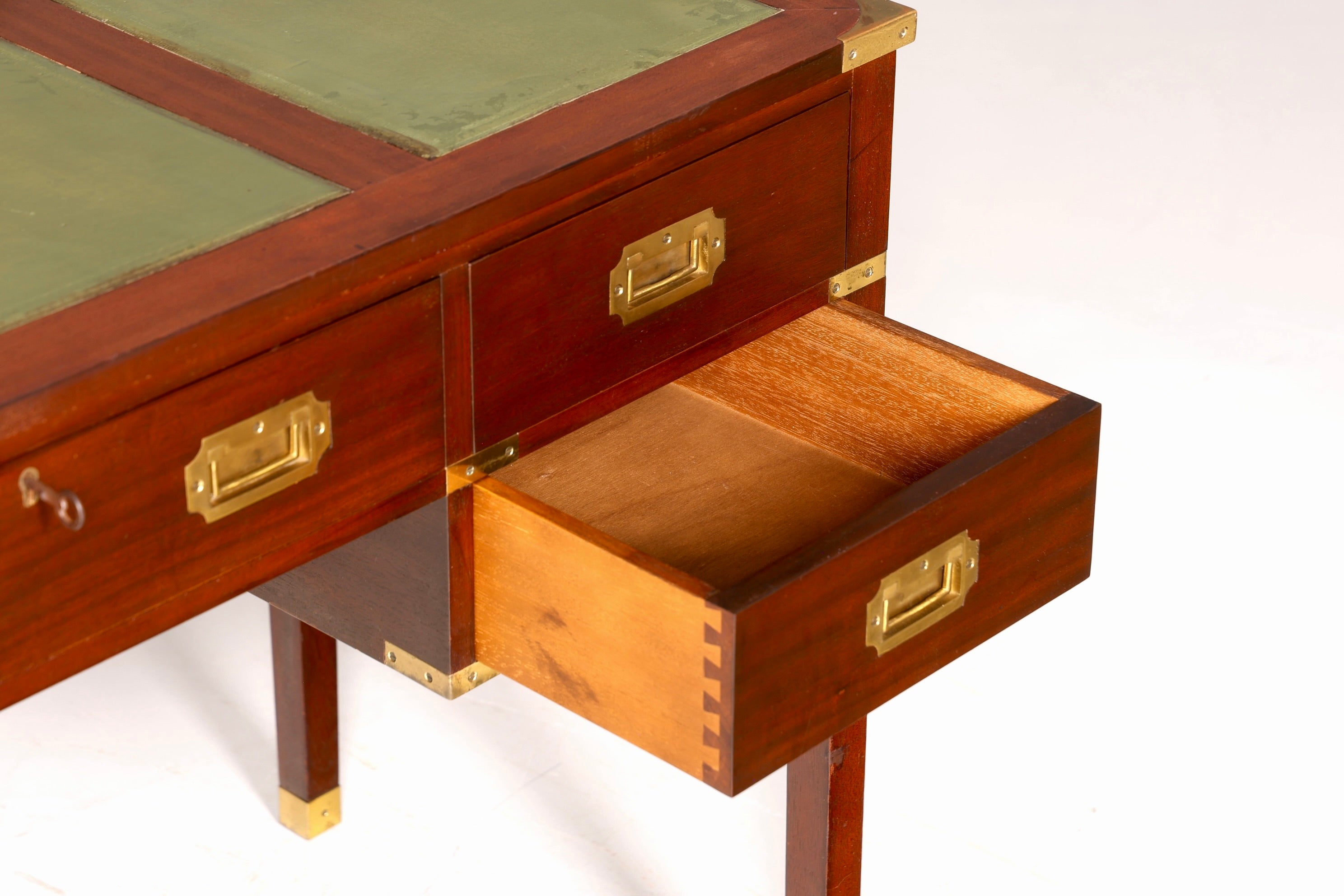 F945 Finish Edler Maritimer Schreibtisch Englischer Military Chest Bürotisch Office Table mit echt Lederauflage