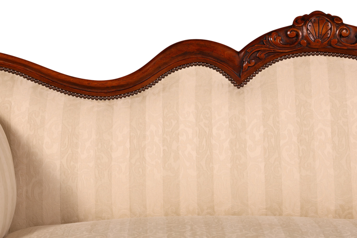 Hauptstadt Möblerei Biedermeier koltuk, krem rengi çizgili kumaş döşemeli ve detaylı ahşap oymalı sırt kısmı.