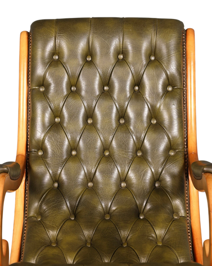 Hauptstadt Möblerei H903 Sessel mit olivgrünem Lederbezug und klassischer Knopfheftung im Chesterfield-Stil