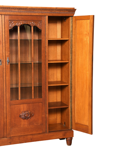 Hauptstadt Möblerei Jugendstil Vitrine aus massiver Eiche mit verglaster Tür, Schnitzereien und Regalböden