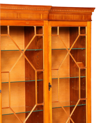 Hauptstadt Möblerei englische Vitrine aus Eibenholz mit verglasten Türen und dekorativem Gittermuster